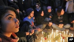 Des jeunes Tunisiens se réunissent après que des manifestants ont été tués lors de manifestations ocntre Ben Ali, à Tunis, le 22 janvier 2011.