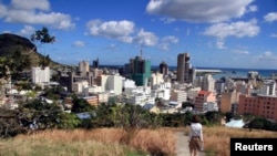 Une vue de Port-Louis, prise de hauteur sur une colline de Maurice. 