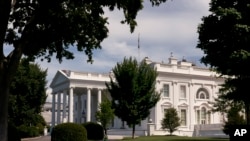 ARCHIVO - Se ve la Casa Blanca, el 30 de julio de 2022, en Washington. No se encontraron huellas dactilares ni ADN en la bolsita de cocaína encontrada en el vestíbulo del ala oeste a pesar de un sofisticado análisis del laboratorio criminal del FBI.