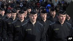 Pasukan Keamanan Kosovo berbaris dalam parade militer di ibukota Pristina untuk memperingati ulang tahun kelima negara yang menyatakan kemerdekaanya dari Serbia (foto, 17/2/2013). 