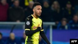 L'attaquant gabonais de Dortmund, Pierre-Emerick Aubameyang, célèbre son premier but lors du match du Borussia Dortmund contre Tottenham Hotspur le 21 novembre 2017 à Dortmund.