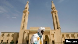 Un homme marche devant une mosquée à Nouakchott, le 2 février 2008.
