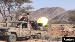 Para anggota pasukan Houthi melancarkan serangan terhadap sebuah truk di Distrik al-Jubah, Marib, Yaman, dalam potongan gambar yang diambil dari video yang dirilis oleh pusat informasi Houthi, pada 2 November 2021. (Foto: Houthi Media Center/Handout via Reuters)