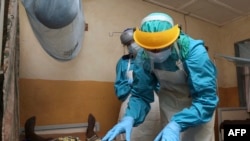 Un médecin sierra-léonais soigne un patient placé en quarantaine pour contenir l'épidémie de fièvre de Lassa, à Kenema, Sierra Leone le 7 février 2011.