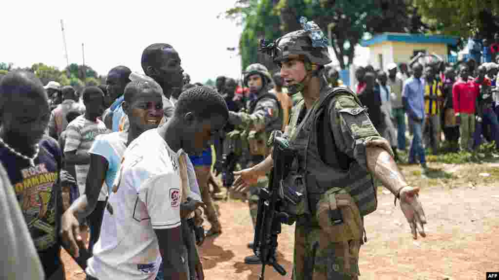 Les troupes françaises de l'opération Sangaris arrêtent les manifestants qui se sont rassemblés à l'entrée de l'aéroport de Bangui, le 12 décembre 2013.