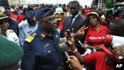 Kepala Staf Pertahanan Nigeria Laksamana Udara Alex Badeh, berbicara dalam demonstrasi yang mendesak pemerintah menyelamatkan gadis-gadis yang diculik, di Abuja, Nigeria (26/5).