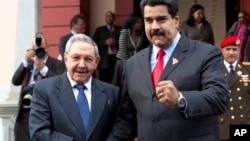 Cuba podría presionar a Maduro a mantener un perfil bajo durante la Cumbre de las Américas, según analistas internacionales.