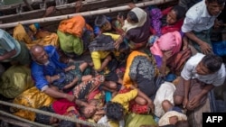 Pengungsi Rohingya tiba dengan perahu di Shah Parir Dwip di sisi Sungai Naf, Bangladesh setelah melarikan diri dari kekerasan di Myanmar, 12 September 2017. (Foto: dok).
