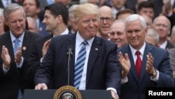 Las declaraciones de Trump fueron una crítica sorpresiva a la medida redactada por los republicanos de la cámara baja, por cuya aprobación luchó el mandatario, y por su aprobación, celebró a lo grande.