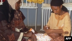 Un bébé est soigné pour malnutrition à l'hôpital de Maroua, dans le nord du Cameroun, le 10 août 2010. ( AFP Photo/ Reinnier Kaze) 