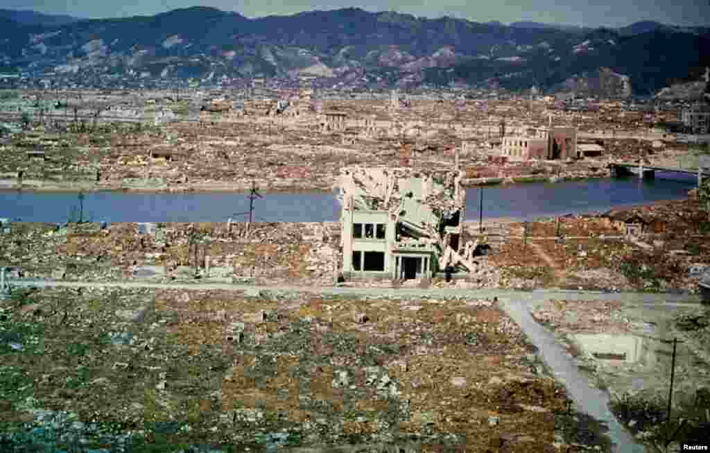 Foto kerusakan di Hiroshima akibat serangan bom atom yang diambil pada Maret 1946, tujuh bulan setelah bom dijatuhkan.
