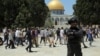 Seorang polisi Israel melakukan penjagaan keamanan di kompleks Masjid al-Aqsa di Yerusalem (foto: ilustrasi). 