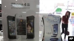 Iklan produk Samsung Galaxy S III dan iPhone dari Apple di toko di Seoul, Korea Selatan. (Foto: AP)