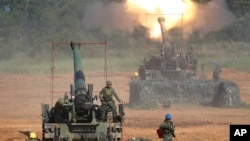 Exercices de tirs de l'armée taïwanaise à Hsinchu, au nord-est de Taiwan, le 10 septembre 2015.