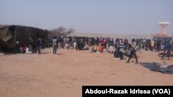 Les migrants expulsés d'Algérie se plaignent des conditions dans le camp de transit à Agadez, au Niger, le 9 décembre 2016. (VOA/Abdoul-Razak Idrissa)