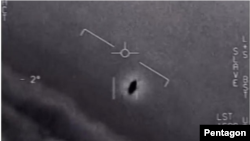 미 국방부가 27일 공개한 UFO 추정 비행 물체 동영상. 