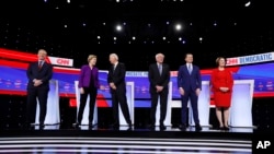Kandidati za demokratsku nominaciju, biznismen Tom Steyer, senatorka Elizabeth Warren, bivši potpredsjednik Joe Biden, senator Bernie Sanders, bivši gradonačelnik South Benda Buttigieg i senatorka Amy Klobuchar.