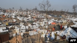 Pengungsi Rohingya membangun tempat penampungan sementara beberapa hari setelah kebakaran membakar rumah mereka di sebuah kamp pengungsi di Ukhia, di distrik Cox's Bazar tenggara pada 25 Maret 2021. (Foto: AFP)