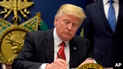 El presidente de EE.UU., Donald Trump durante su primera visita oficial al Pentágono, acompañado del vicepresidente Mike Pence y el secretario de Defensa James Mattis.