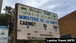 Un panneau devant le ministère de la Santé à Ouagadougou, Burkina Faso, 23 septembre 2018. (VOA/Lamine Traoré)