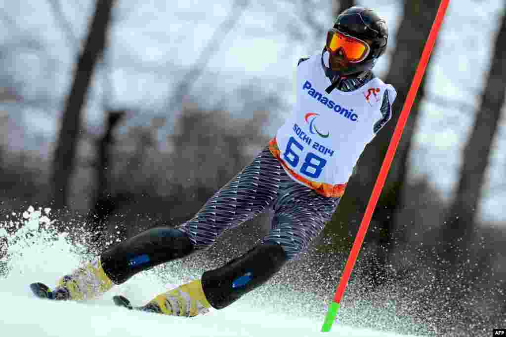 Atlet paralimpik Armenia yang kehilangan dua tangannya, Mher Avanesyan, ikut serta dalam lomba ski paralimpik di dekat Sochi, Rusia.