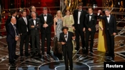 O realizador Alejandro Inarritu recebe o prémio mais esperado da noite, o Oscar para Melhor Filme "Birdman"