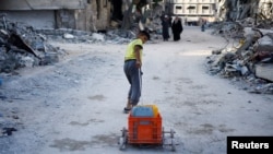 Palestinsko dijete vuče kontejnere s vodom, usred sukoba između Izraela i Hamasa koji je u toku, u južnom gradu Gaze, 3. juna 2024.