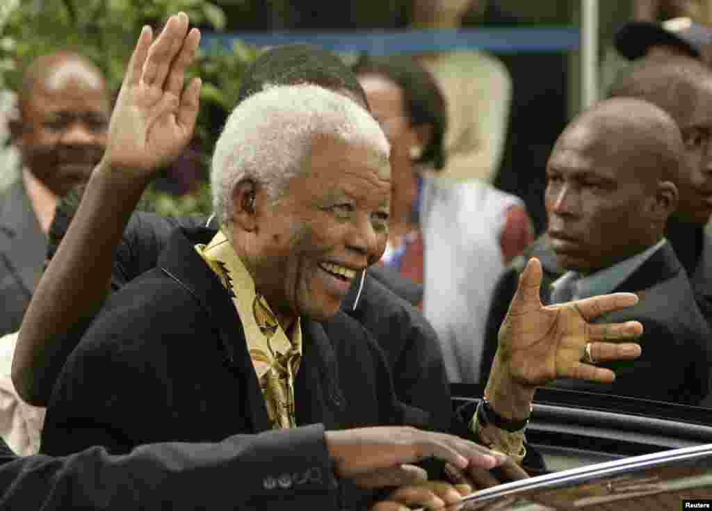 L'ancien président sud-africain Nelson Mandela salue la foule de la main alors qu'il quitte un bureau de vote à Houghton, le 22 Avril, 2009.