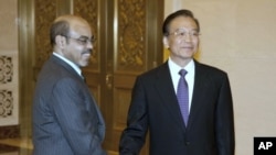 Le Premier ministre chinois Wen Jiabao, à droite, et son homologue éthiopien Meles Zenawi à Pékin le 15 août 2011