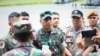 Koordinator tim evakuasi helikopter MI-17, Danrem 172/PVY, Kol. Inf. Binsar Sianipar, memberi pengarahan kepada tim sebelum berangkat, Jumat, 14 Februari 2020. (Foto: Pendam XVII/Cenderawasih).