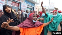 Wanawake Somalia wakipinga tume ya kulinda amani ya Umoja wa Afrika (AMISOM) nje ya Hospitali ya Erdogan baada ya mauaji ya raia kufuatia mapigano ya bundaki kati ya AMISOM na wapiganaji wa al-Shabaab
katika mkoa wa Lower Shabelle, Mogadishu, Somalia, Agosti 12, 2021. REUTERS/