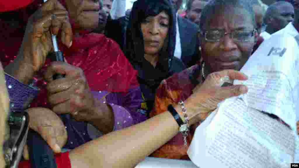 Uwargidan Atiku Abubakar, Titi Abubakar a lokacin da suke zanga-zangar lumana domin kira ga hukumomi su nemo dalibai mata da aka sace a Cibok makonni biyu da suka wuce.