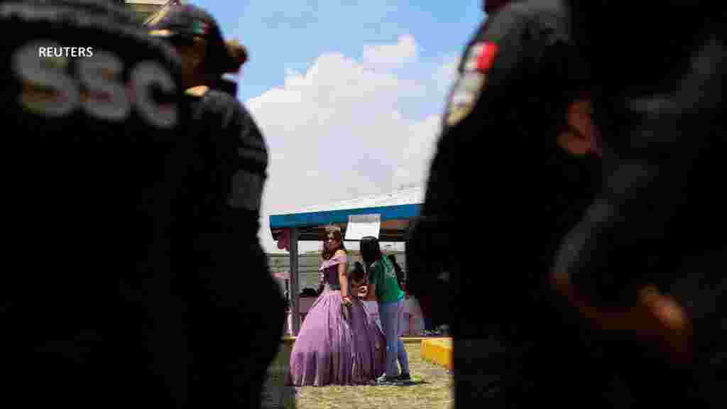 Pese a lo habitual de estas celebraciones, en esta ocasión las festejadas lo hicieron rodeadas de un fuerte dispositivo de vigilancia. 