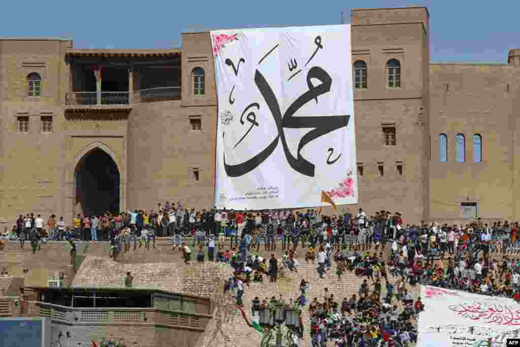 عراق میں کردستان میں ایک عمارت پر پیغمبرِ اسلام کے نام کا بڑا پوسٹر آویزاں کیا گیا۔