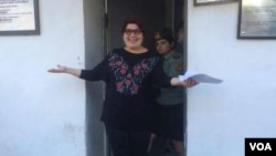 Wartawan Azerbaijan, Khadija Ismayilova keluar dari penjara setelah dibebaskan hari Rabu (25/5).