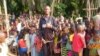 Un des psychologues entouré au milieu des élèves après une séance psychoéducative dans une école pour lutter contre la stigmatisation dans la communauté, à Bikoro, Equateur, RDC, 7 juin 2018. (Twitter/Ministere de la Santé RDC)