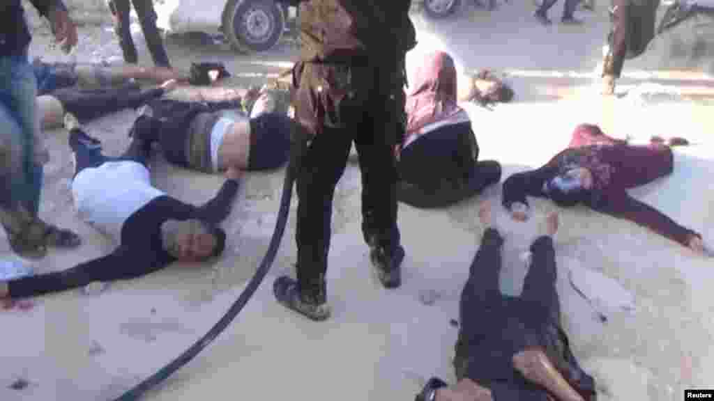 Des gens allongés sur le sol, à Khan Sheikhoun, après une attaque présumée chimique en Syrie, le 4 avril 2017.