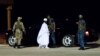 L'ancien président Yaya Jammeh lors de son départ en exil, à l'aéroport de Banjul, le 21 janvier 2017.