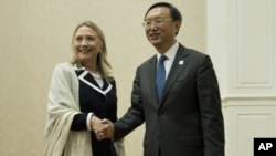 美國國務卿克林頓同中國外長楊潔篪7月12日在金邊舉行的東盟區域論壇會外舉行會談之前握手合影