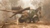Funcionarios del Departamento de Defensa de Australia trabajan para combatir los incendios forestales en Bairnsdale el 6 de enero de 2020.
