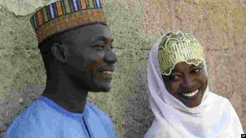 Hauwa Idriss, et Umar Ahmed, tous deux vivant avec le virus du sida, peu de temps après leur mariage à Bauchi, au Nigeria, le 29 novembre 2008.