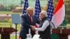 El presidente de los Estados Unidos, Donald Trump, y el primer ministro indio, Narendra Modi, se dan la mano después de hacer una declaración conjunta en Nueva Delhi, India, el 25 de febrero pasado.