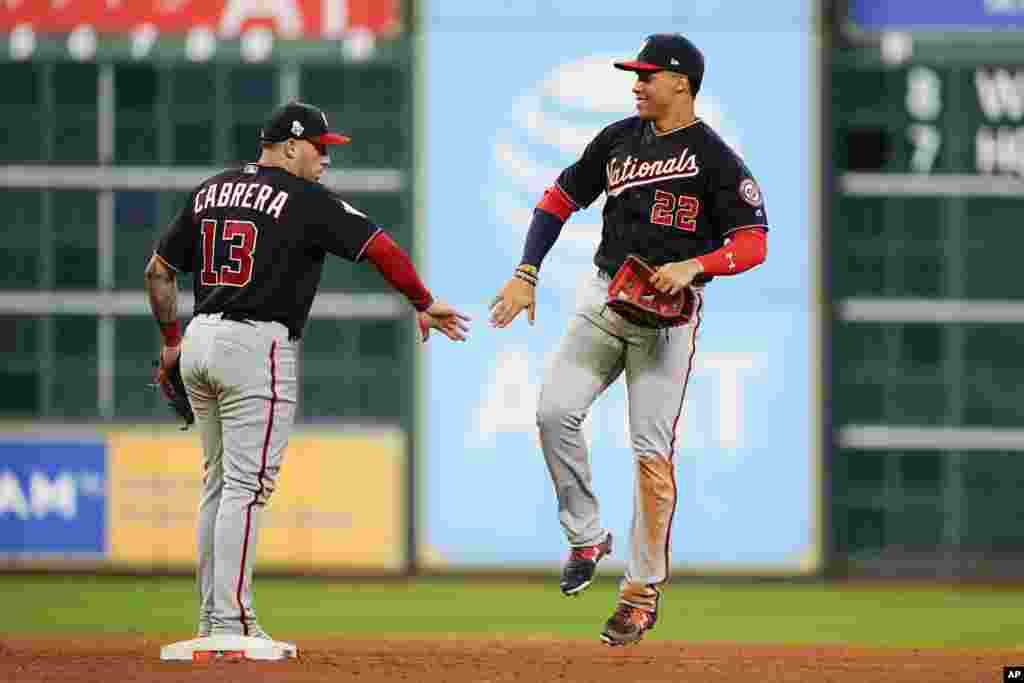 Los 'nats' Juan Soto y Asdrúbal Caberar celebran segunda victoria frente a los Astos de Houston en la Serie Mundial 2019, el 23 de octubre de 2019. AP.