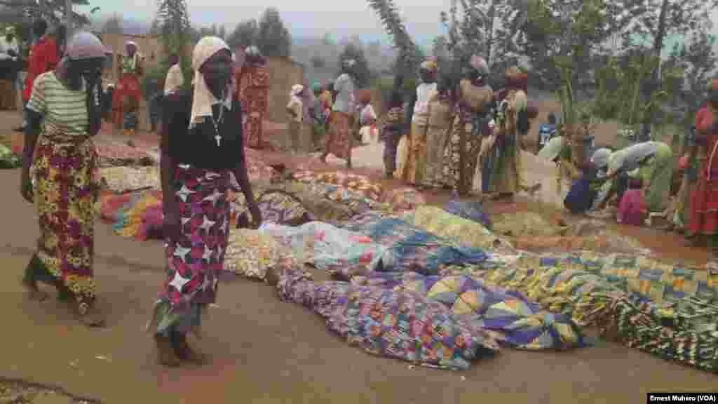Plusieur cadavres exposés en public à Kamanyola, Sud-Kivu, le 16 septembre 2017. (VOA/Ernest Muhero)