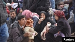 Warga Suriah yang melakukan evakuasi dari Aleppo timur menunggu naik bus di wilayah Aleppo yang dikuasai pemerintah (29/11).