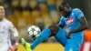Kalidou Koulibalyde contrôle le ballon lors du match entre le Dynamo Kiev et le Napoli, Ukraine, le 13 septembre 2016. 