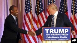 Ben Carson y Donald Trump se estrecharon la mano tras el anuncio de apoyo al magnate republicano.