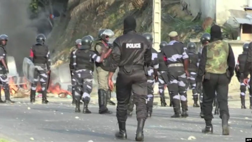 Les forces de l’ordre les manifestants affrontent les manifestants, à Libreville, Gabon, 31 août 2016.