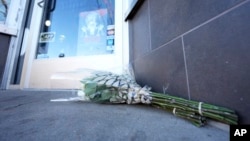 Un ramo de flores fue colocado frente a la puerta de un estudio de tatuajes South Broadway el martes 28 de diciembre de 2021, en Denver. Esta fue una de las escenas de un tiroteo que dejó cinco personas muertas, incluido el presunto tirador el lunes por la noche.