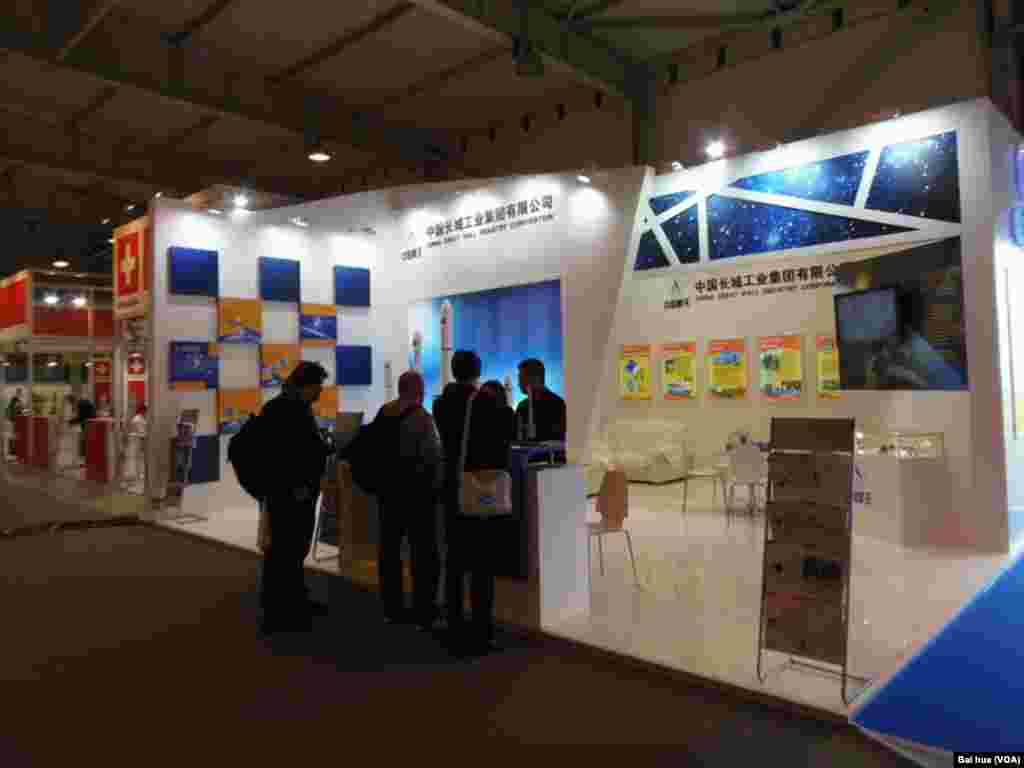中国公司展台(美国之音白桦拍摄)